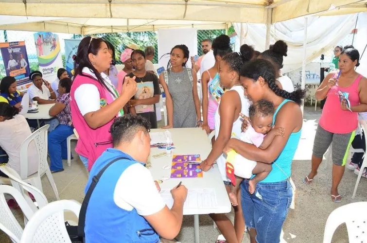 Personas reunidas en un evento de interés publico